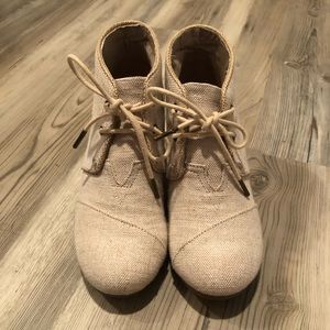TOM’S Desert Wedge Booties